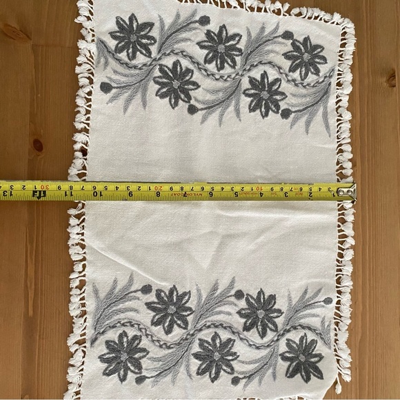 Vintage Embroidered White Gray Placemats Set of 5 Handmade Boho Chic Grannycore - Picture 10 of 10